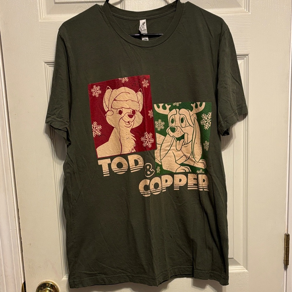 Holiday Disney Tod & Copper T-shirt Large